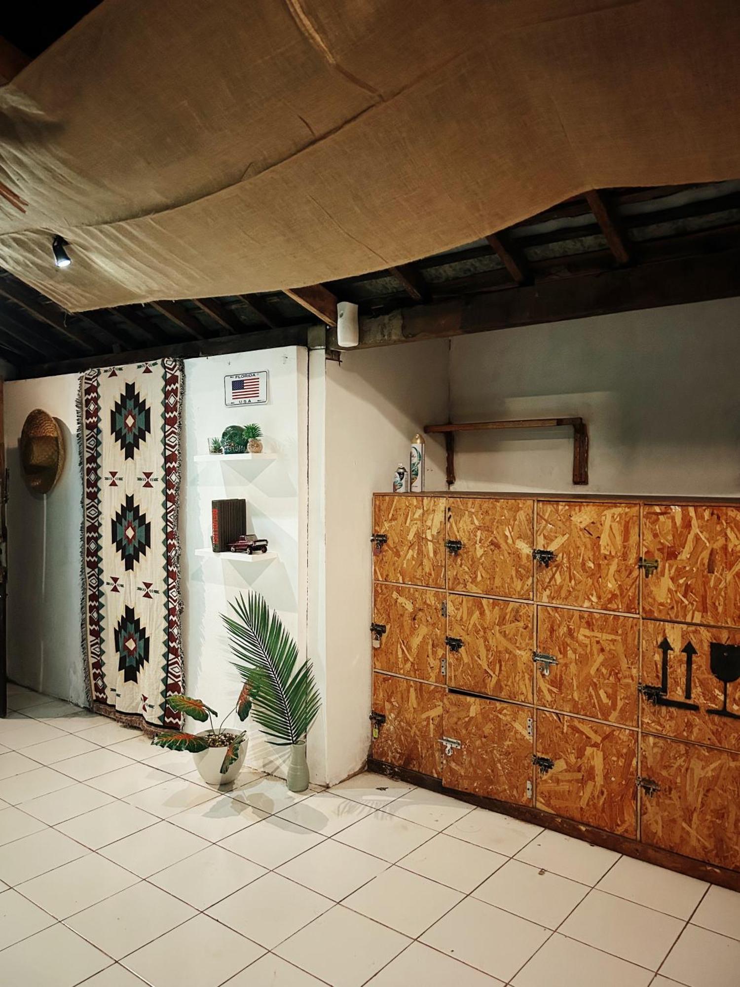 Losmanos Hostel Yogyakarta Extérieur photo