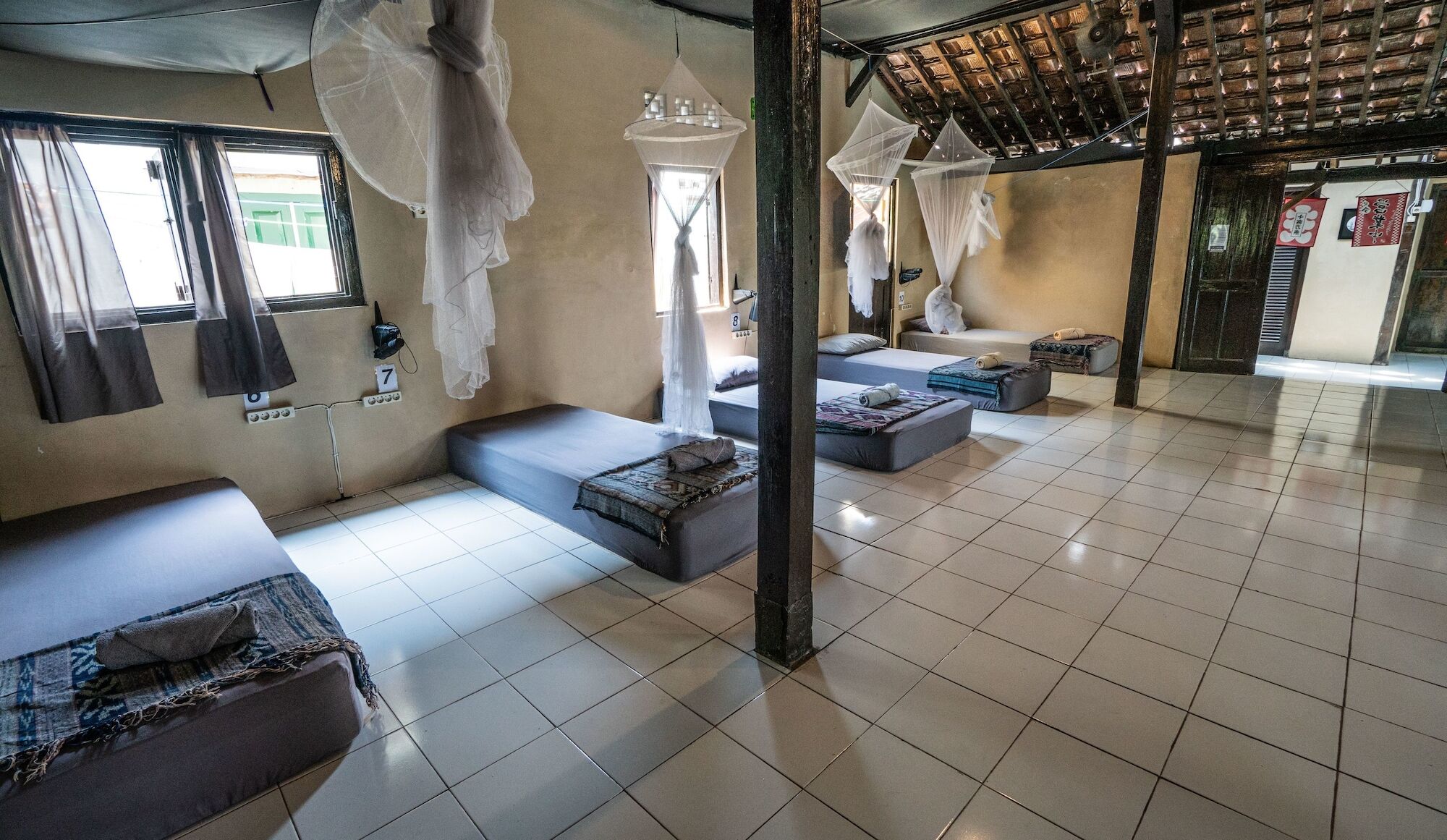 Losmanos Hostel Yogyakarta Extérieur photo